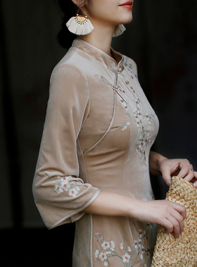 江南范蚀骨旗袍年轻款绣花中国风改良版连衣裙丝绒旗袍中长款春秋