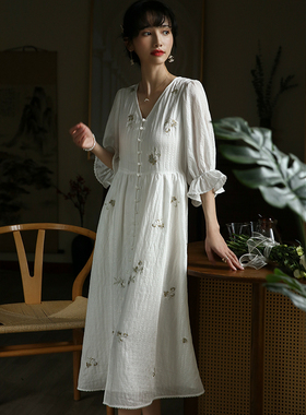江南范新中式改良轻汉服女通勤上班可穿V领前开襟白色夏刺绣裙
