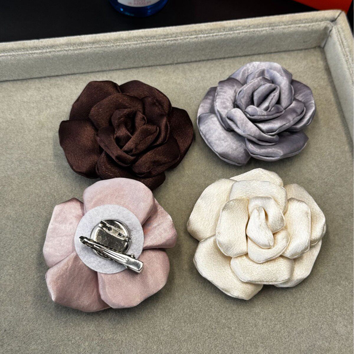 法式温柔气质布艺缎面立体山茶花胸针手工花朵秋冬胸花发夹