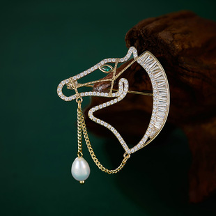 新款微镶锆石镂空马胸针流苏珍珠胸花生肖马衣服配饰