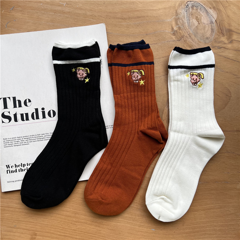 出口单可爱卡通女孩刺绣学院风刺绣袜子百搭基础女式中筒袜