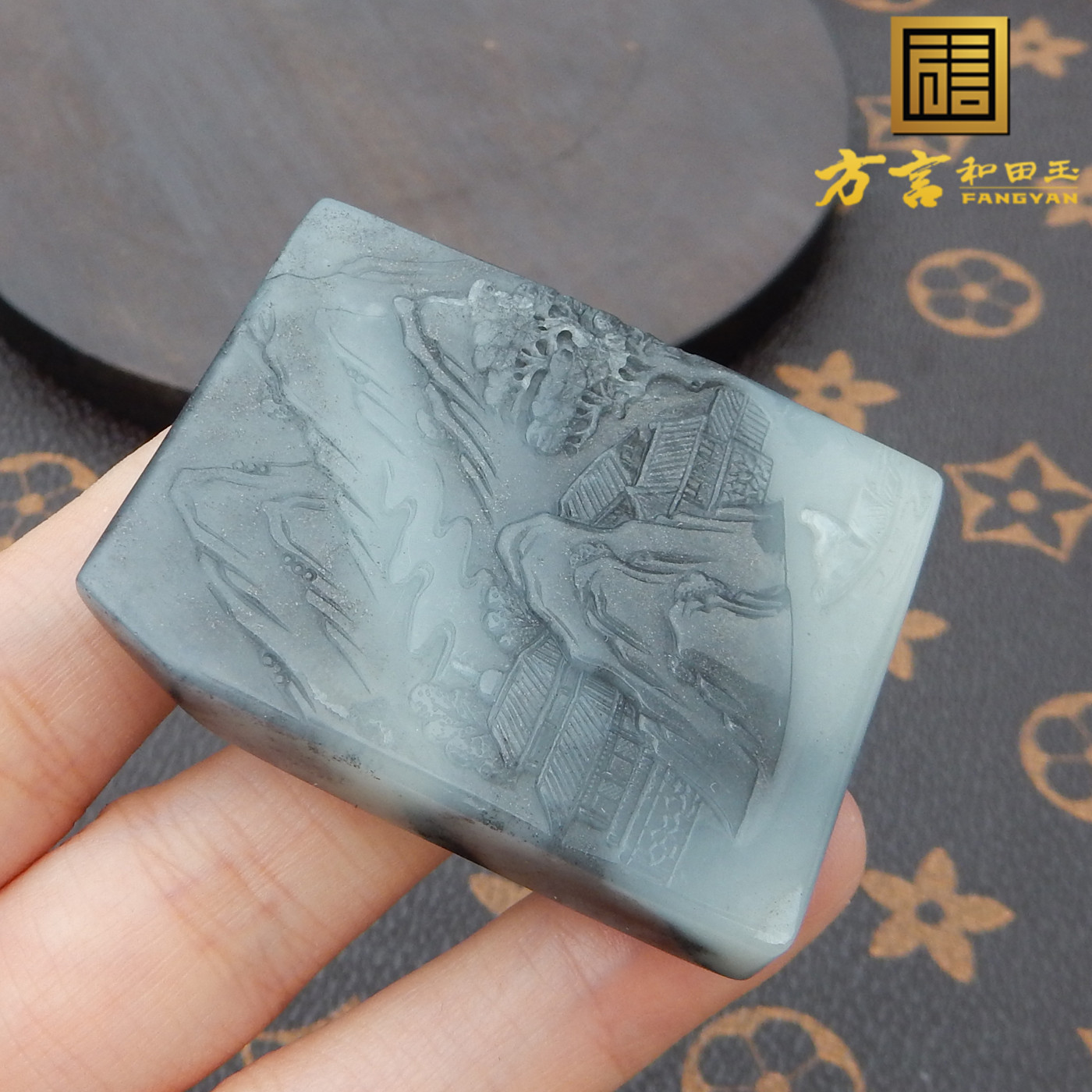 新疆籽料青花白玉精工山水牌吊坠