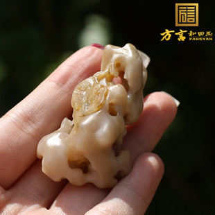 收藏标本方言品牌和田玉细腻粉色桃花玉籽料直闪石太湖石吊坠子A2