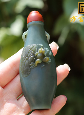 新疆籽料沙枣青精雕鼻烟壶手把件