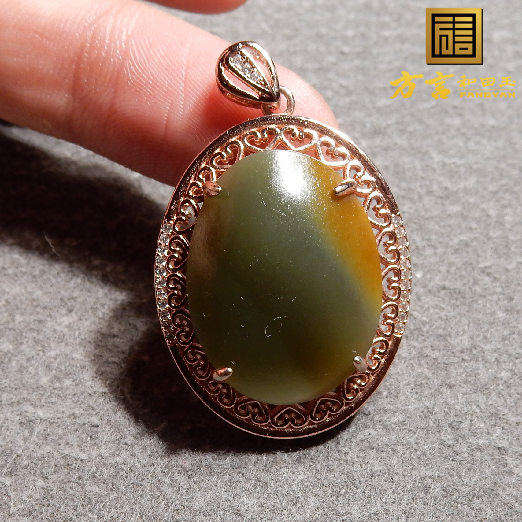 方言精品新疆和田玉籽料老熟挂金皮罕见三色翠青底镶嵌吊坠挂件h2