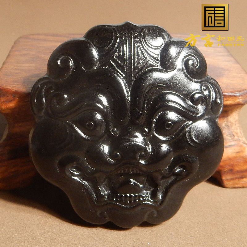 震惊方言和田玉精品特色新疆漆黑如墨墨玉籽料兽面守护吊坠挂件A5