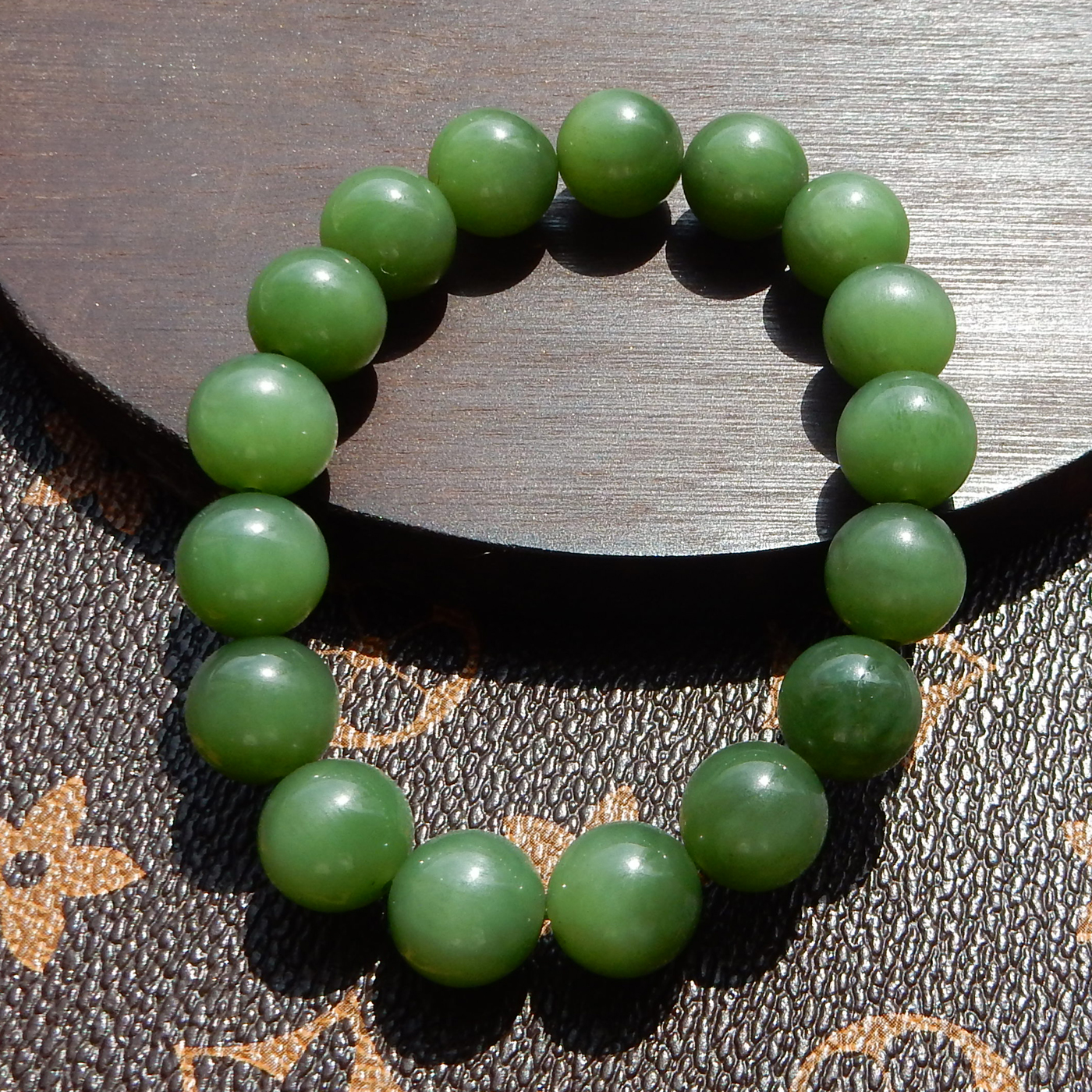 俄罗斯老料阳绿碧玉12mm圆珠手串
