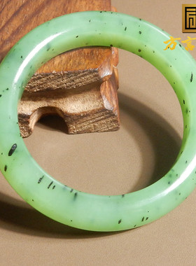 方言手镯和田玉果绿无结构俄碧玉
