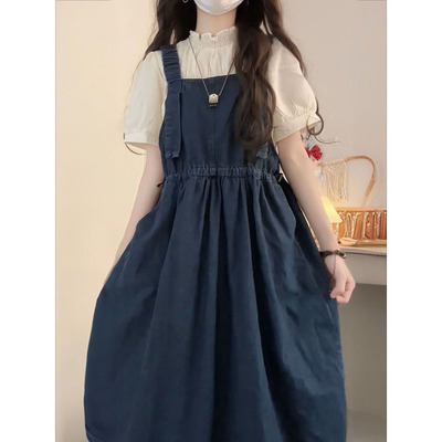 牛仔背带连衣裙+白色衬衫