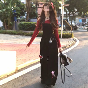 露肩红色内搭两件套装 2026春夏新款 校园甜酷女孩爱心牛仔背带裤