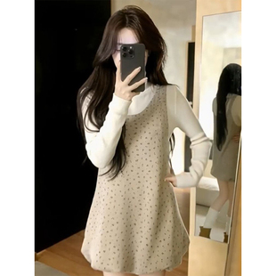 春秋氛围感学院风杏色针织打底衫叠穿减龄碎花背心花苞裙两件套装