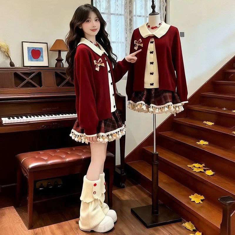 美式学院风穿搭圣诞新年氛围红色娃娃领毛衣搭配高腰格子半身短裙