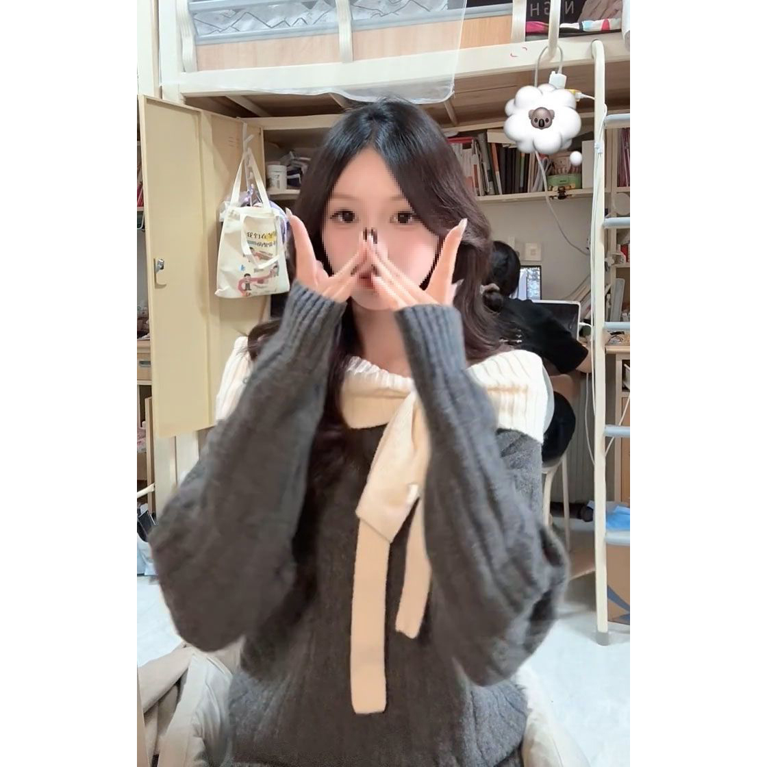 灰色一字肩系带毛衣裙