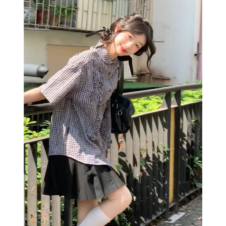 格子短袖衬衫+黑色百褶裙