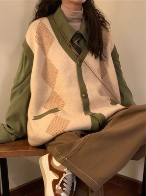 叠穿V领毛衣开衫马甲+绿色衬衫