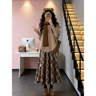 2026春季温柔淑女风保暖围巾+卡其色毛衣+高腰格纹半身裙三件套装