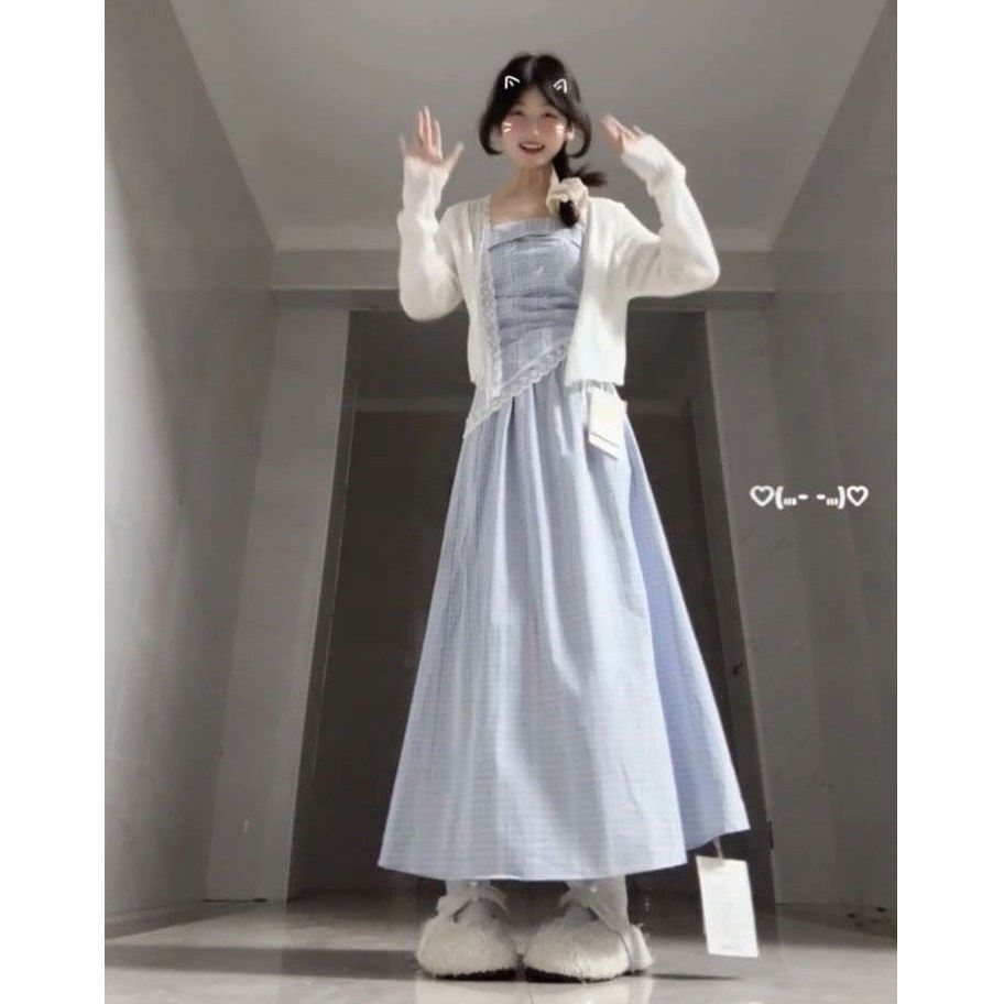 夏日出游韩系甜美风超仙高腰蓝色格纹吊带连衣裙搭配白色防晒罩衫