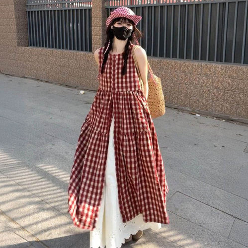 红色格纹宽松连衣裙+白色半身裙