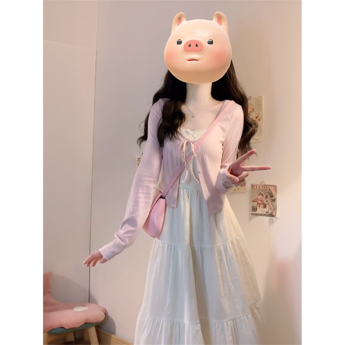 白色吊带连衣裙+薄款针织开衫