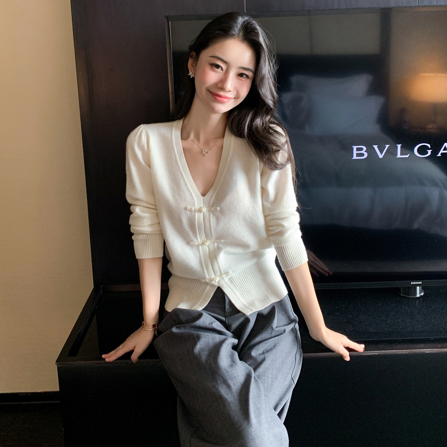 新中式V领羊绒衫女2025秋冬新款