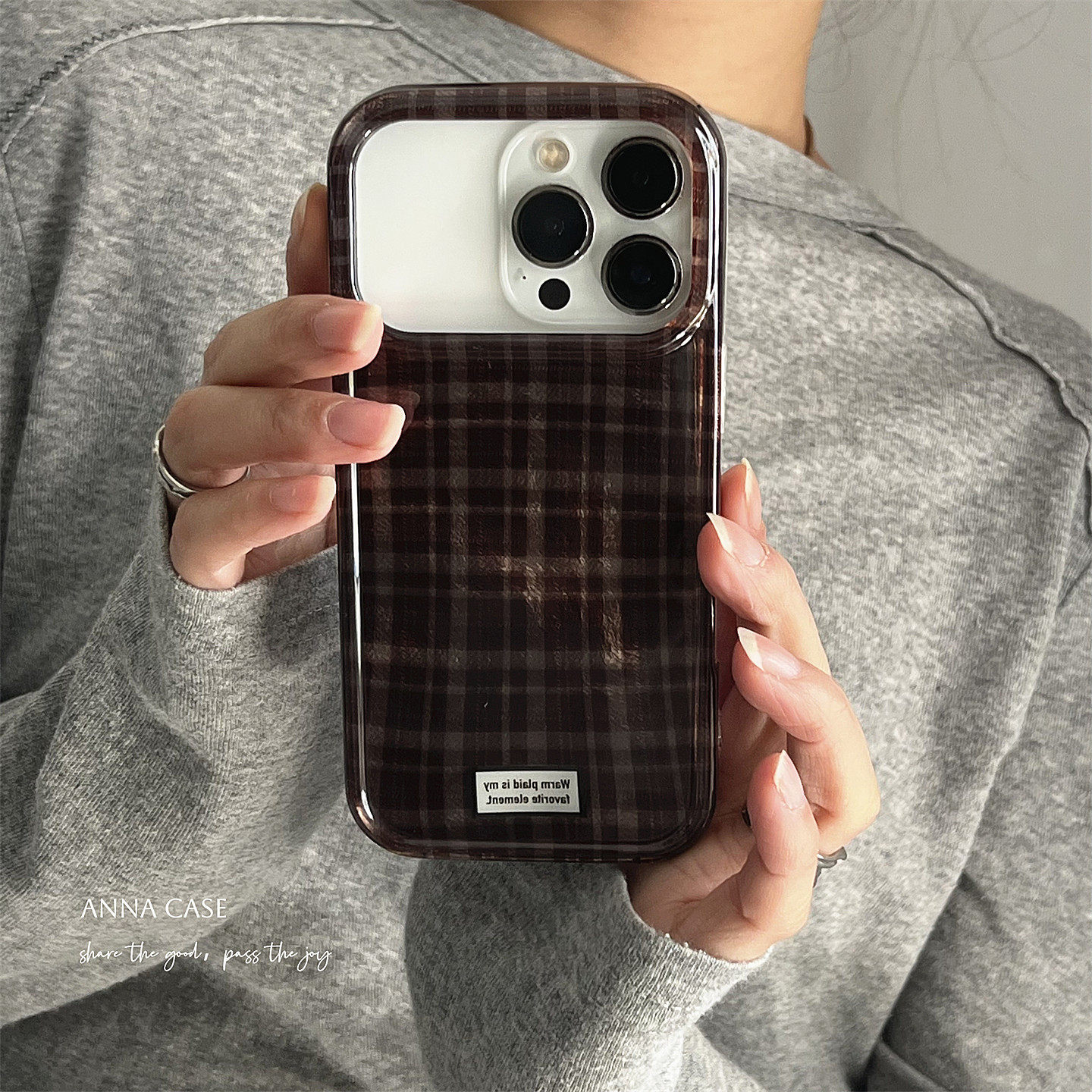 ANNACASEins秋冬深棕色格纹标签锡纸纹适用苹果17ProMax手机壳iphone14小众15pro新款16promax防摔保护套17软