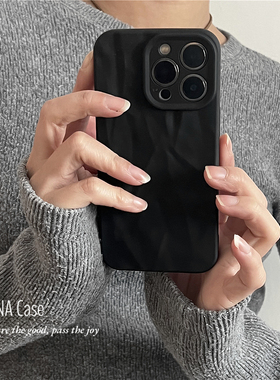 ANNACASE小众简约高级感黑色褶皱纹手机壳适用于iPhone16pro新款17promax苹果13全包14防摔保护套15软16硅胶