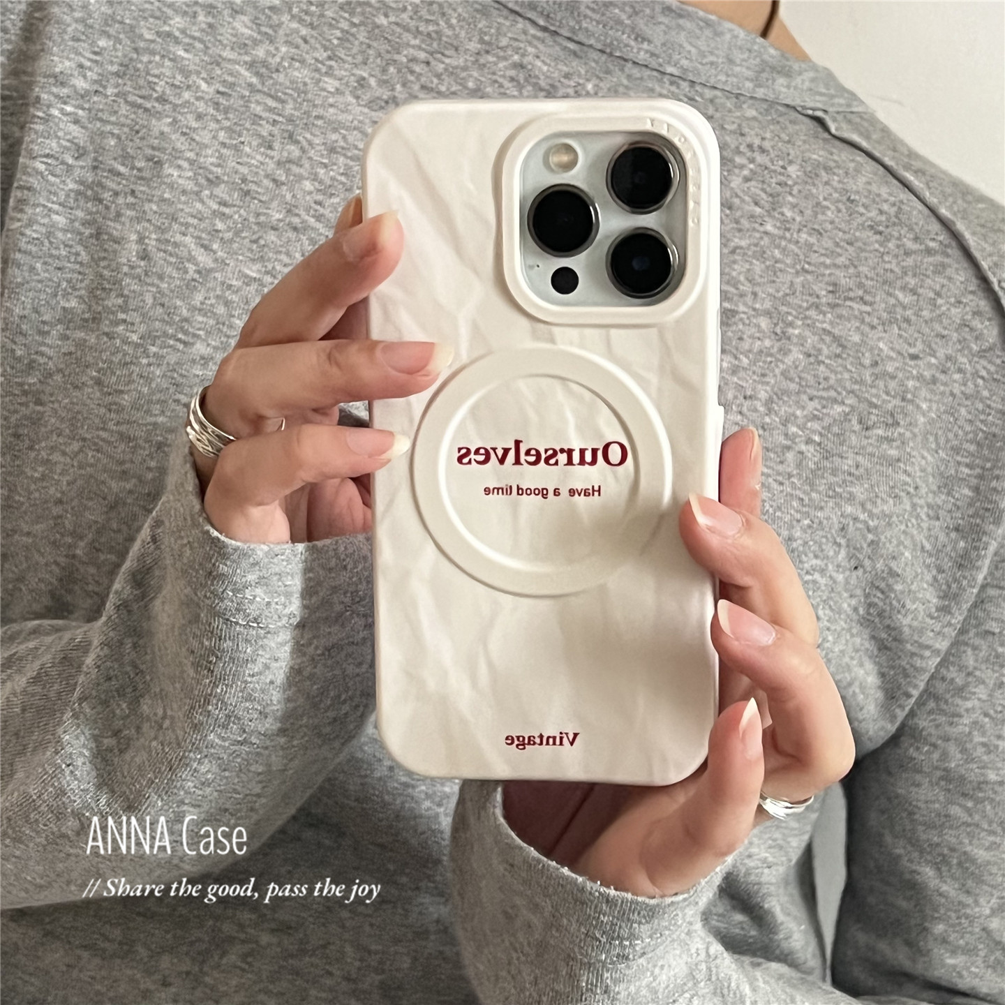 ANNACASE简约米黄红色英文褶皱磁吸适用苹果16promax手机壳iphone14小众15pro新款16全包13promax防摔保护套