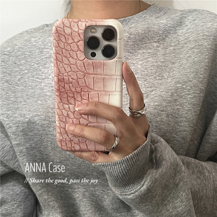 ANNACASE少女渐变初桃粉色鳄鱼纹皮质适用17promax手机壳新款 iPhone16高级15pro防摔14硬壳16promax保护套17