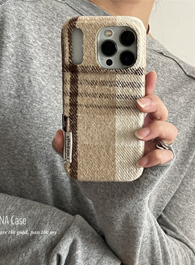 ANNACASE秋冬高级浅咖格纹标签绒布手机壳适用iphone17promax苹果14软17pro新款15pro女16Promax防摔保护套13