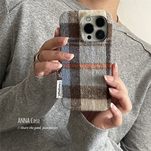 ANNACASE秋冬简约蓝棕格纹绒布手机壳适用iphone17promax苹果14小众17pro新款 15pro软壳16Promax防摔保护套16