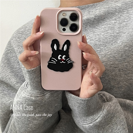 ANNACASE简约粉可爱刺绣黑色兔子适用iphone16promax苹果15手机壳11新款12pro软壳14全包13Promax防摔保护套
