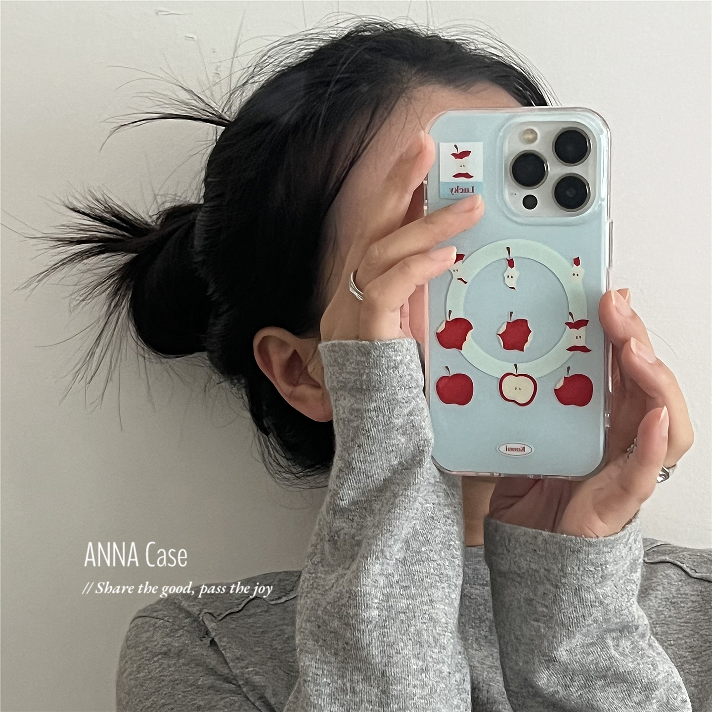 小众淡蓝啃咬苹果插画磁吸手机壳