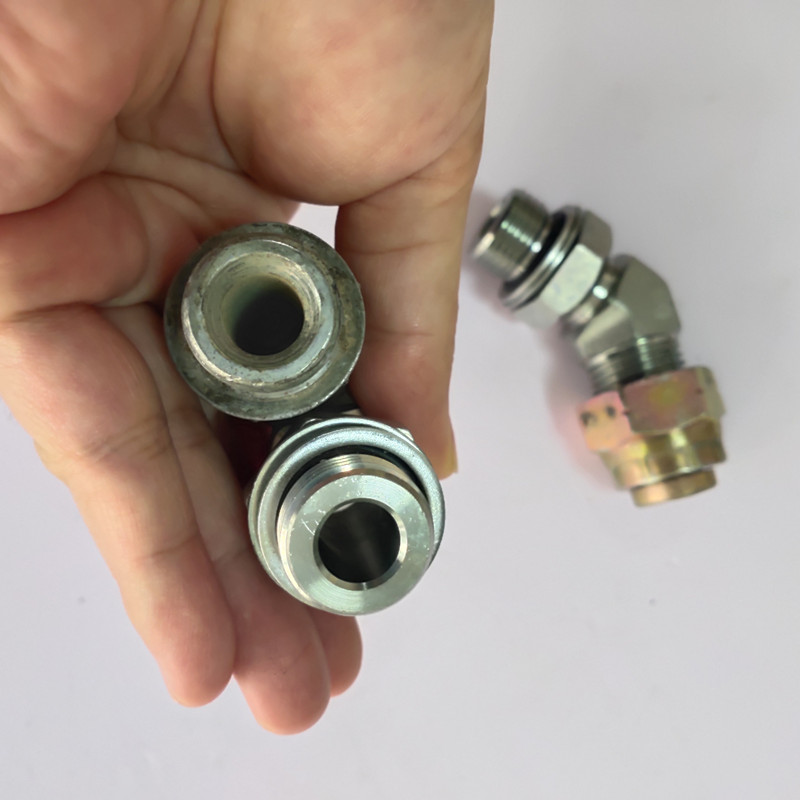 挖掘机配件小松56 60 70-7截止阀接头凸转凹通用炮管45度接头接管