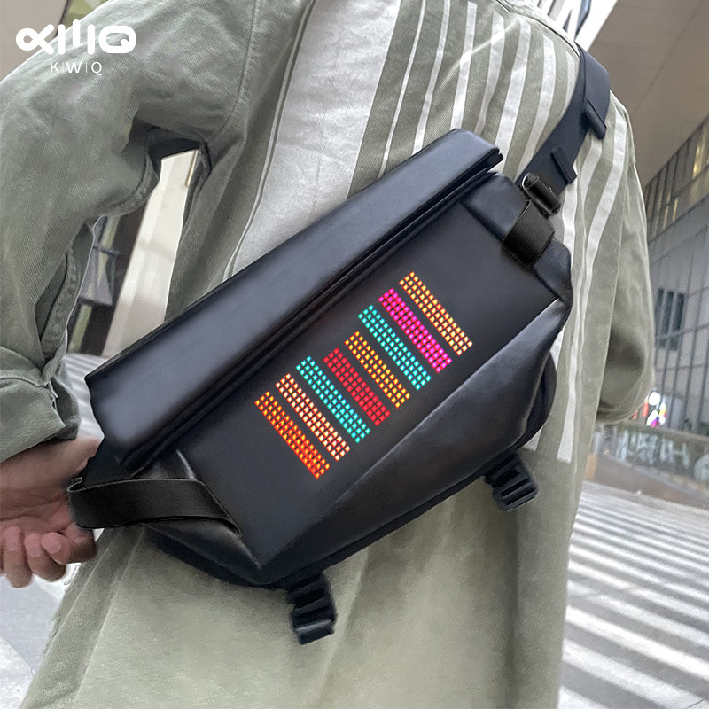 KWQ卡威奇LED像素屏幕斜挎包大容量单肩包潮牌男士皮质邮差包时尚