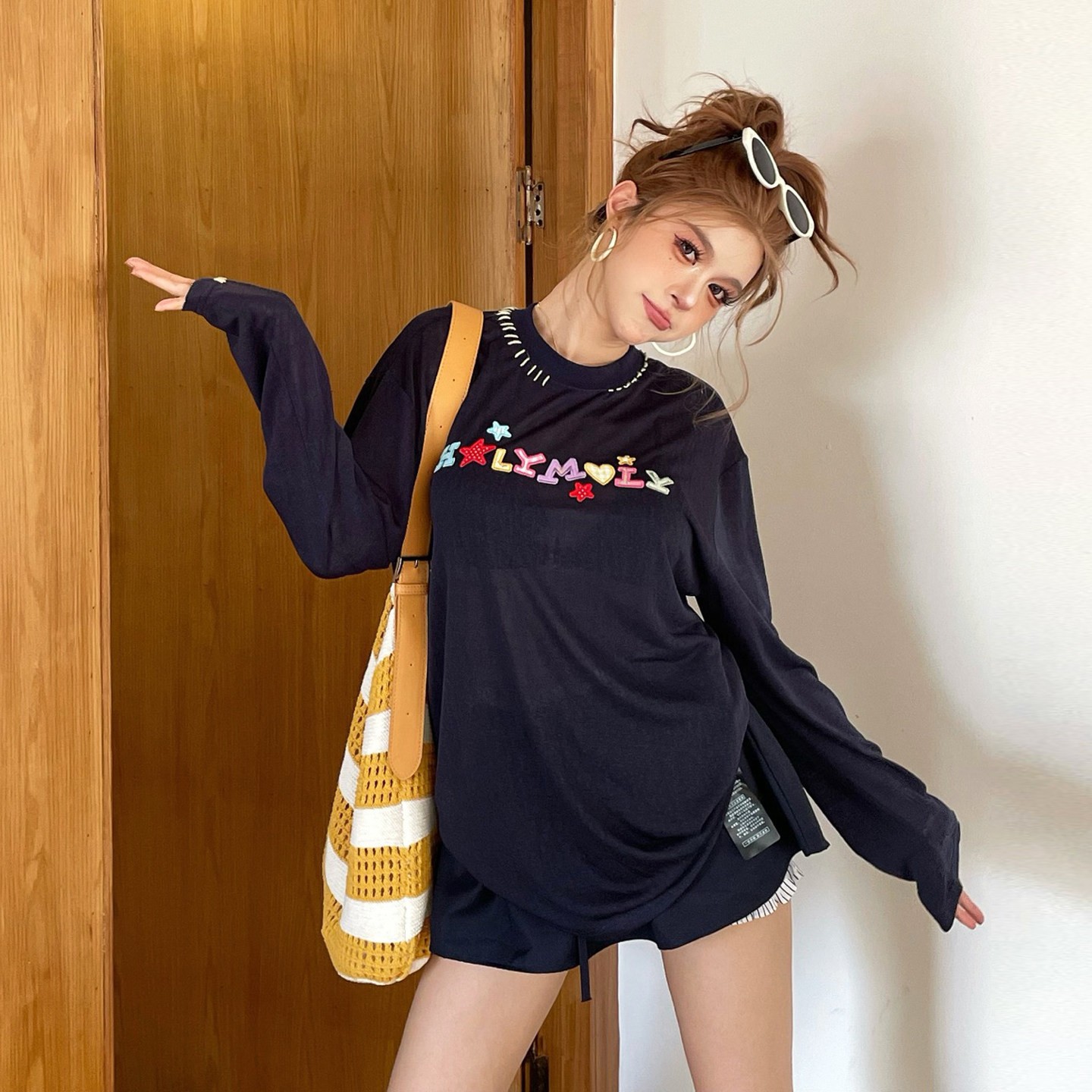 彩色字母图案刺绣宽松T恤女
