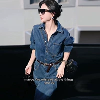 Синее джинсовое платье, ремень, яркий броский стиль