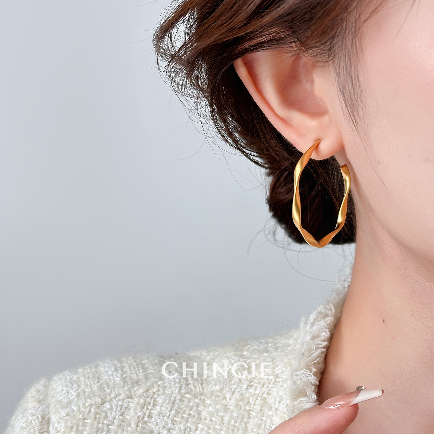 青芥复古港风哑光金扭圈耳环