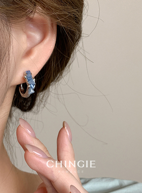 蓝色海盐碎石耳钉轻奢小众设计的耳环无耳洞蚊香盘高级感耳圈女