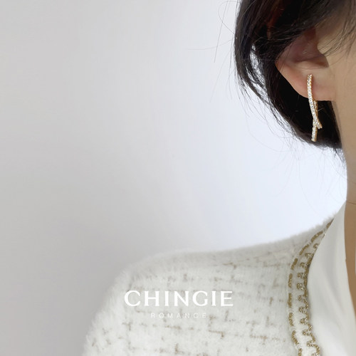 青芥金色微镶满钻交叉鱼尾耳环