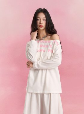 SOFITTE 25SS白色标语印花宽领口上衣一字肩斜肩长袖T恤女莱赛尔
