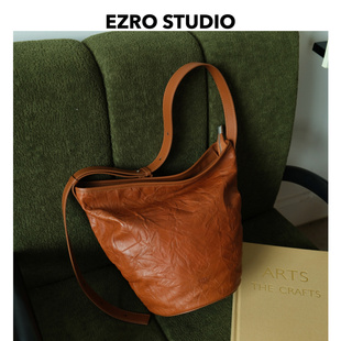 一作 美拉德色手抓纹牛皮褶皱感头层牛皮真皮斜挎水桶包 EZRO