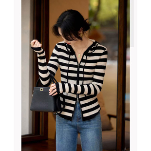 经典条纹百搭针织连帽开衫女2026春季新款纯羊毛双拉链修身款上衣