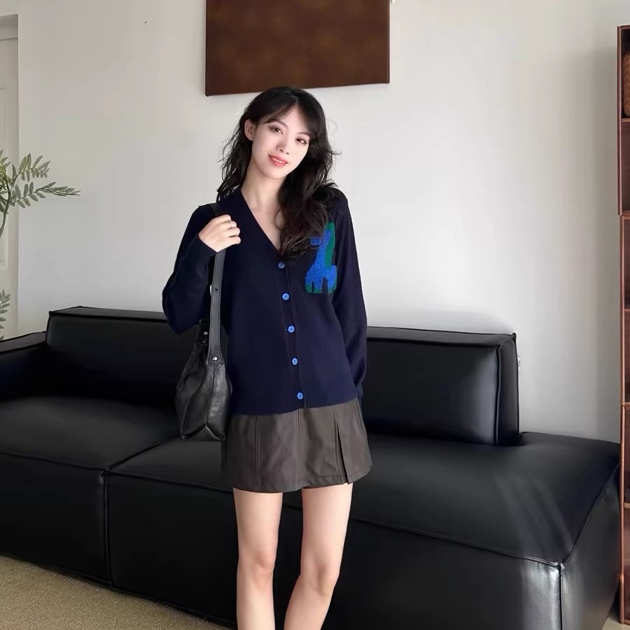 纯羊毛针织开衫女减龄小马刺绣