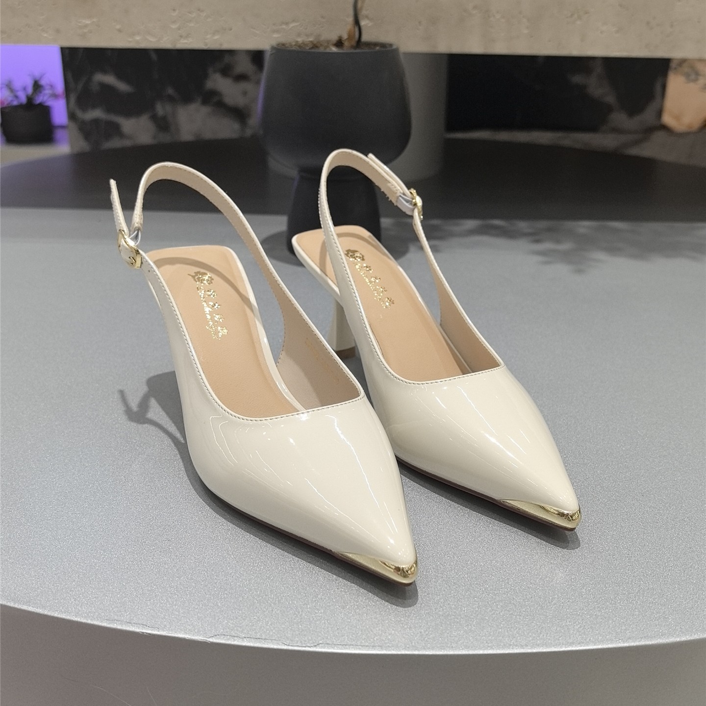 法式包头凉鞋女细跟尖头金属装饰后空单鞋夏季高跟鞋漆皮性格女鞋,女鞋,时装凉鞋,淘宝优惠券,粉丝福利购,淘宝优惠卷