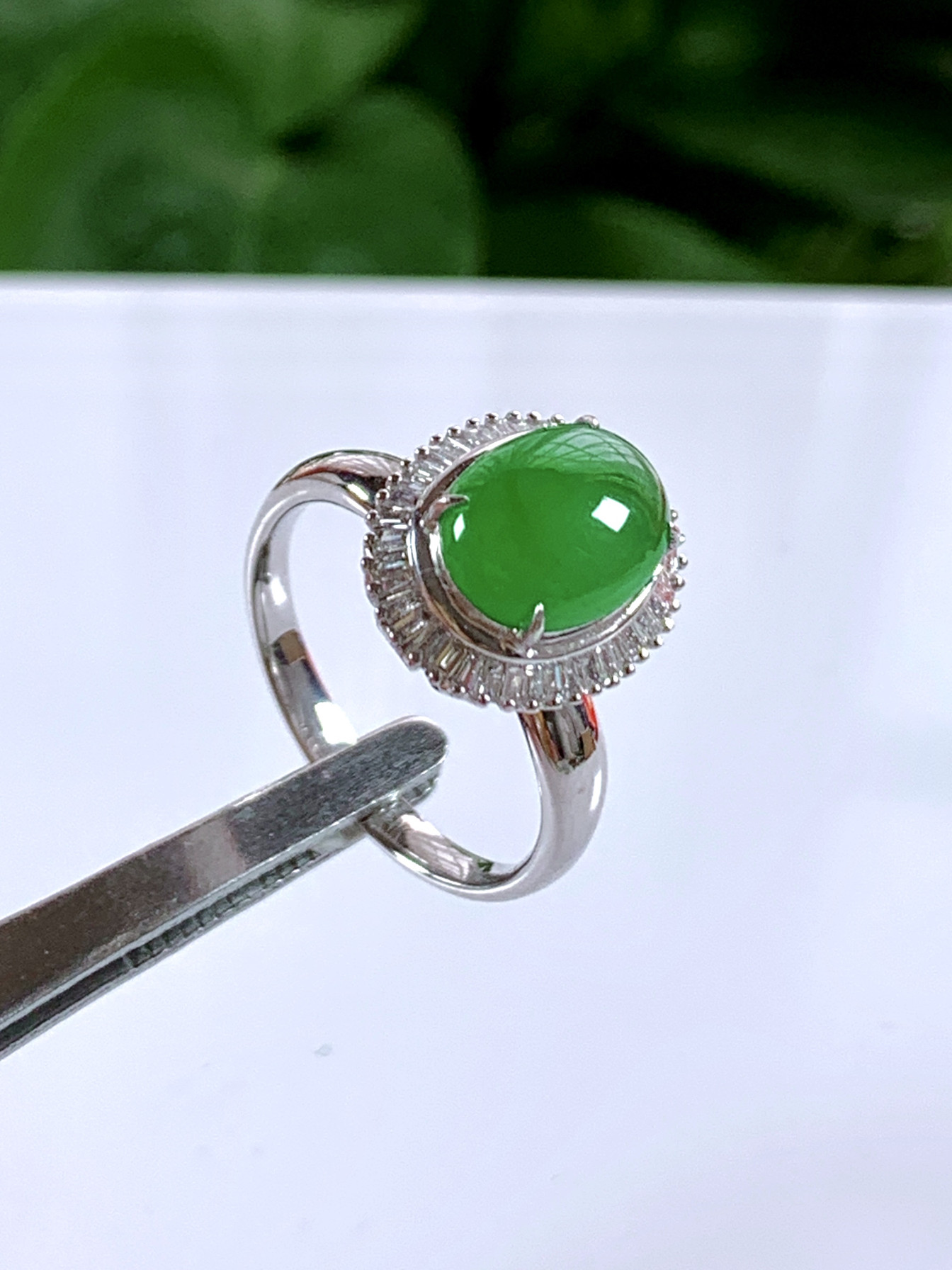 缅甸天然翡翠a货,18k金伴钻镶嵌高冰起光起胶正阳绿蛋面戒指422