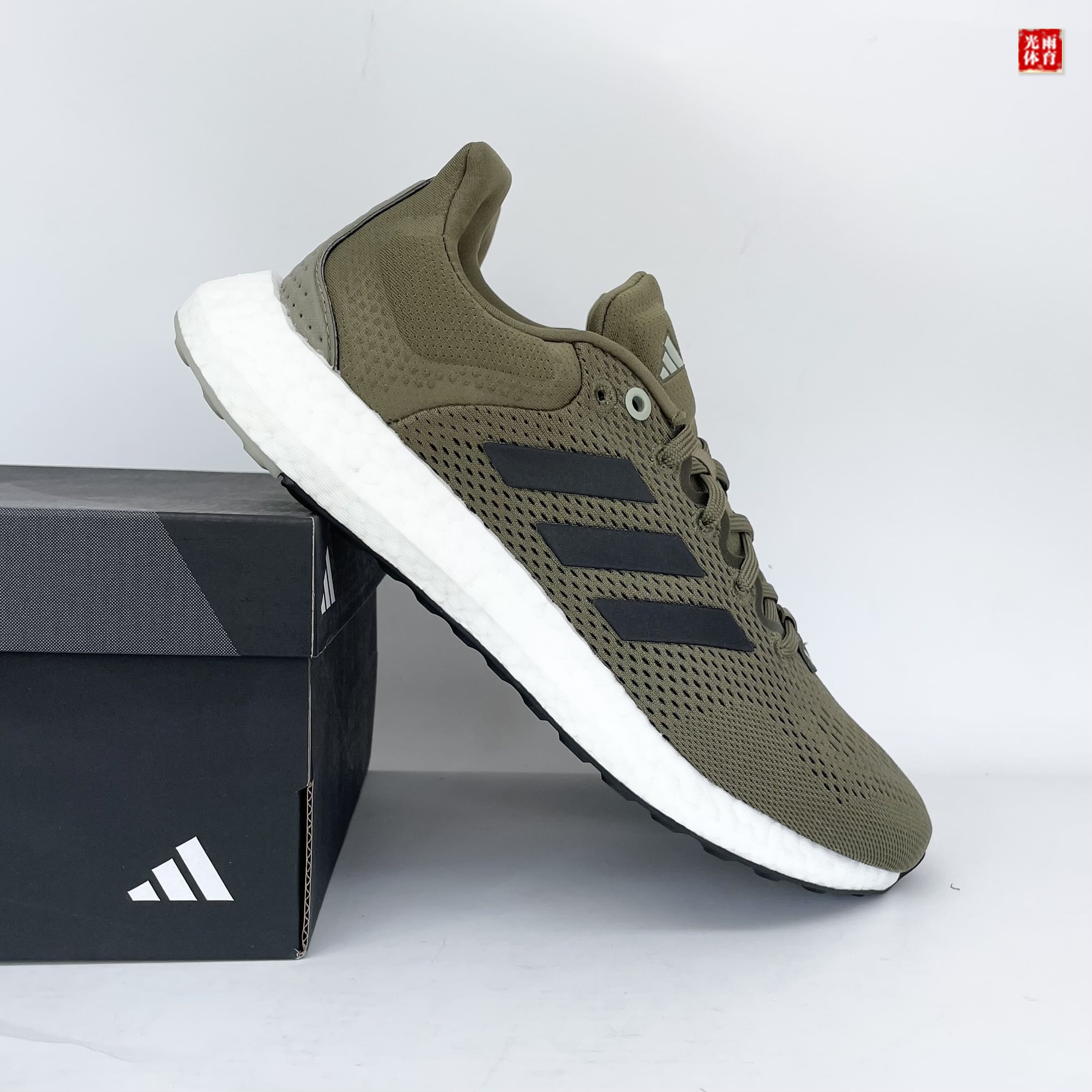 阿迪达斯男子轻便透气跑步运动鞋