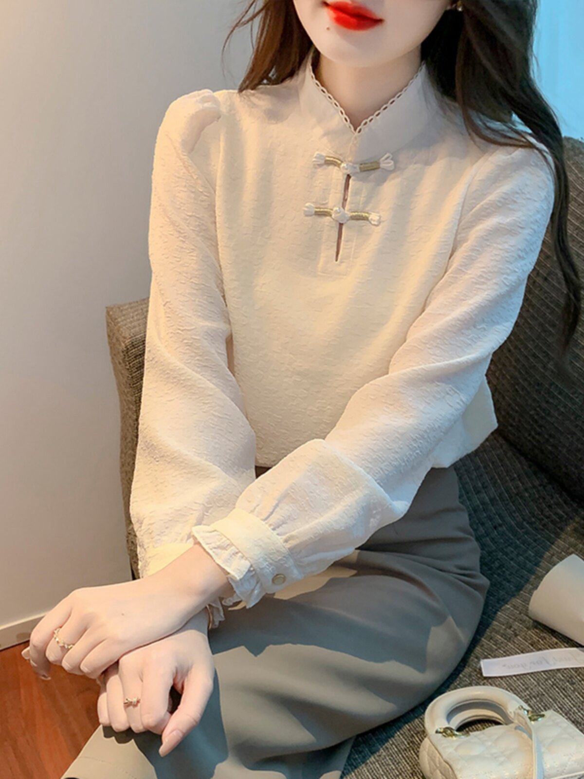 스탠드업 칼라와 버클이 돋보이는 가을겨울 외출용 수유탑 레트로한 핫맘 스타일 산후 긴팔 플러스 벨벳 수유탑 트렌디함