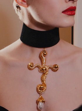 法式复古轻奢时髦走秀款十字架珍珠吊坠绒布颈链高级感精致项圈女