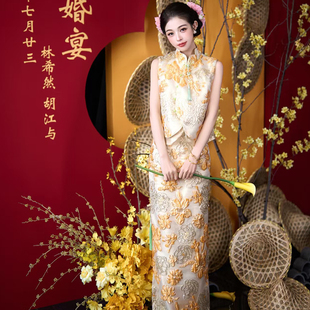 新中式晨拍礼服女新娘金色立领无袖婚礼敬酒服高级感晨袍礼服套装