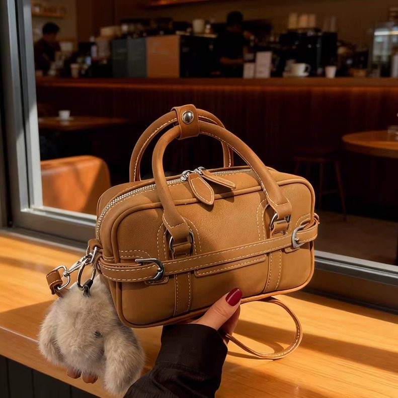 高级感麂皮绒枕头包女复古焦糖色手提水桶包小众单肩斜挎包磨砂包